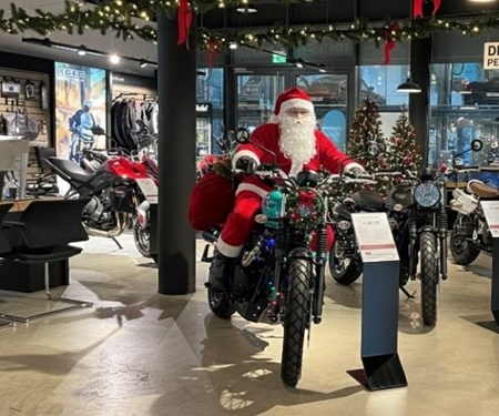 Motorrad Termin 🎅 Nikolaustag bei Triumph München – Glühwein, Specials & Sale 🎄
