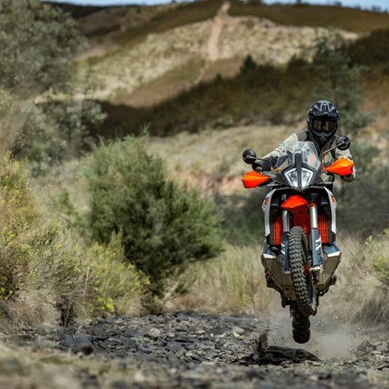 PEPA-BIKES TRANS BOSNIA ADVENTURE TOUR Die Natur, die Menschen, die Kultur, und die ultimative Freiheit in den Bergen Bosniens. Wir haben uns das zur Mission gemacht und solch ein Abenteuer auf die Beine gestellt, die Trans Bosnia Adventur