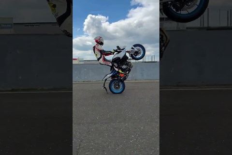 Wenn das Vorderrad feststeckt 😉 #shorts #wheelie #stunt