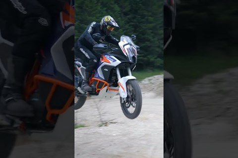 Ab ins Wochenende ✈️ #shorts #motorcycle #jump #stunt