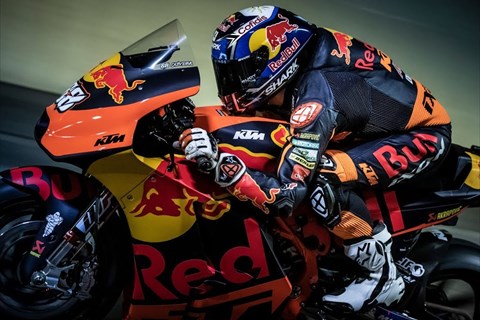 MotoGP Bike fährt durch Tunnel - KTM RC16 GP auf der Autobahn