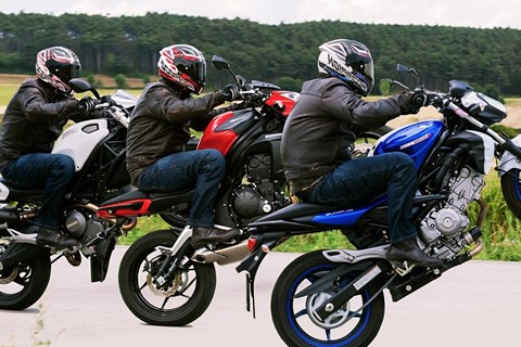 Einsteiger Nakedbikes | Suzuki Gladius, Ducati Monster 696, Kawasaki ER6N-| Vergleichstest 2013