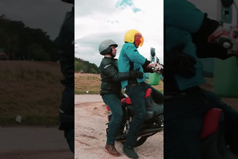 Männer werden einfach nie erwachsen 🤣 #shorts #motorcycle #funny #honda #supercub