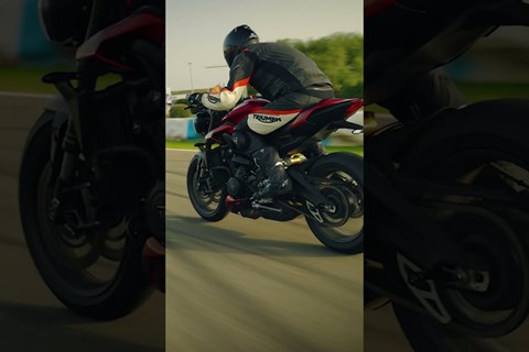 Schon den Test zur neuen Triump Street Triple RS gesehen? #shorts