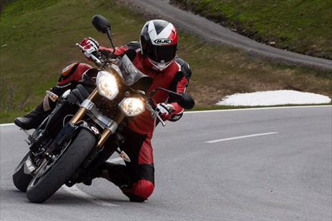 Triumph Speed Triple 1050 - Test in den Alpen