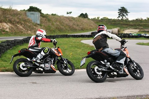KTM 125 Duke vs 200 Duke on Supermoto Track