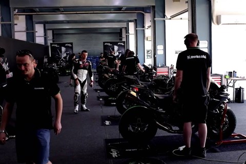 Kawasaki Ninja H2 R - Sound - Warm Up in the pitlane