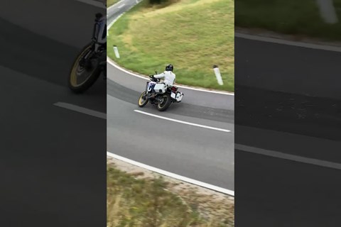 McGregor schleift mal wieder Fussrasten an 🫢 #shorts #honda #transalp750