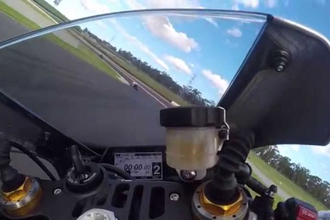 Yamaha R1 2015 - onboard - 1 Minute - first Impression