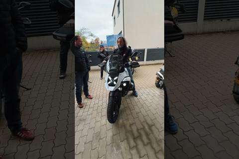 Das reale Gewicht der BMW R 1300 GS! #shorts #bmw #r1300gs #bmwr1300gs