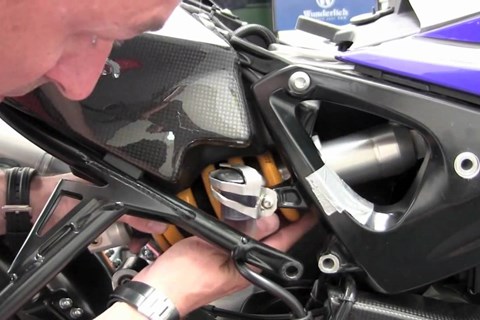 ÖHLINS Federbeinmontage in BMW F 800 R by Wunderlich
