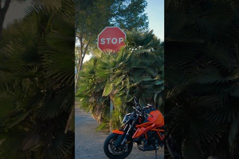 Die neuen Dukes in Barcelona 😍 #shorts #ktm #990duke #1390superduke