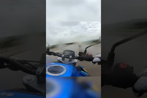 Wer liebt es auch im Regen zu fahren? 😂  #shorts #motorcycle