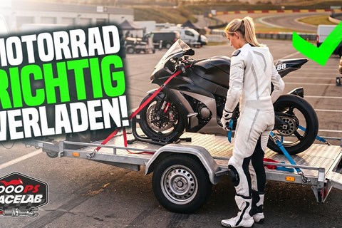 Motorrad richtig verladen: Anhänger, Transporter & Verzurren erklärt