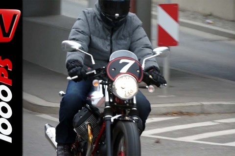 First Test | Moto Guzzi V7 Racer Action und Detail
