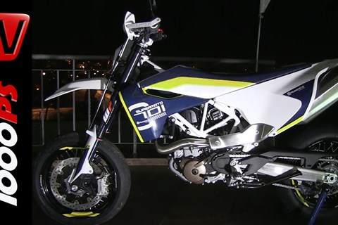 Husqvarna 701 Supermoto und Enduro Walk-Around @ Night