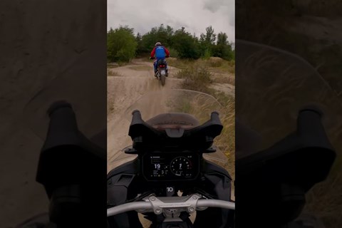 wie gut funktionieren Reiseenduros wirklich im Gelände? ⛰️ #shorts #ducati