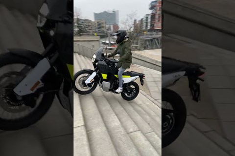 Wer braucht schon Rolltreppen? 🤣 #shorts #motorcycle #jump #husqvarna