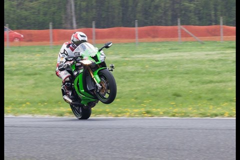 Kawasaki ZX-10R Öhlins elektronisches Fahrwerk | Action-Drifts-Interview