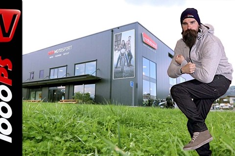 Betriebsprüfung Mototrend: 2500 qm! 1000PS am Klo und bei Modenschau: Dainese, Richa, AGV, VR46