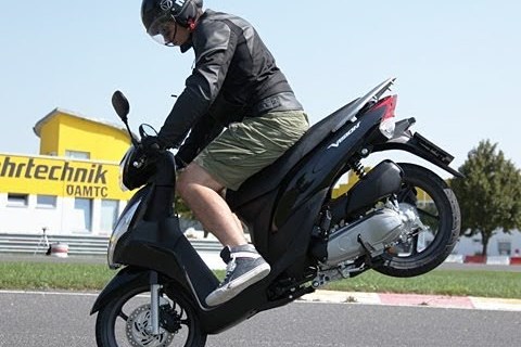 Honda SH300i und Vision Scooter Action