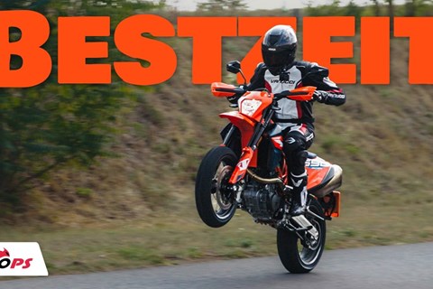 Schneller als Nakedbikes und Supersportler? KTM 690 SMC R